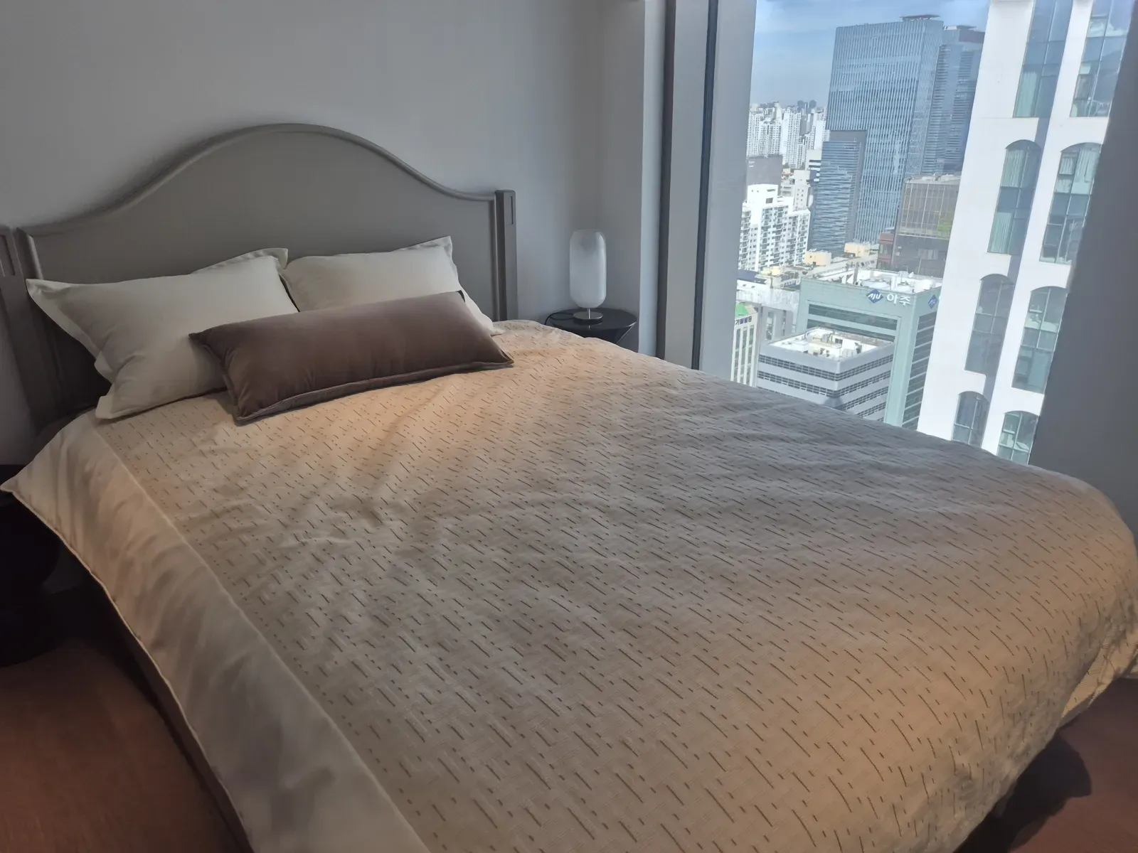 더갤러리832 침실 창가